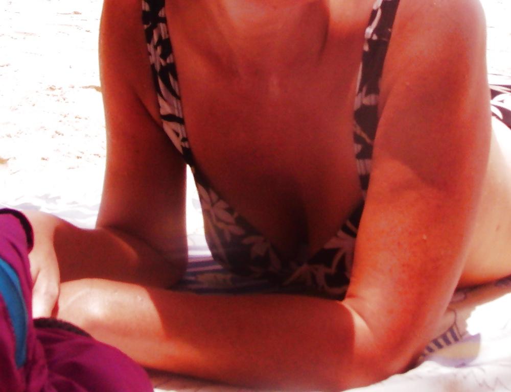 25P Mature GF shows cleavage, downblouse & nip slip in vacation