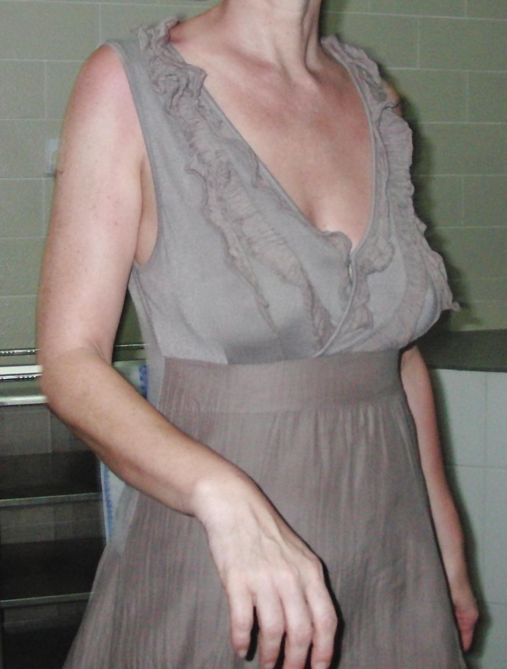 25P Mature GF shows cleavage, downblouse & nip slip in vacation
