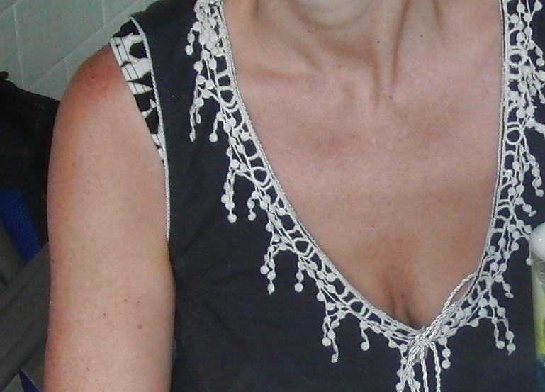 25P Mature GF shows cleavage, downblouse & nip slip in vacation