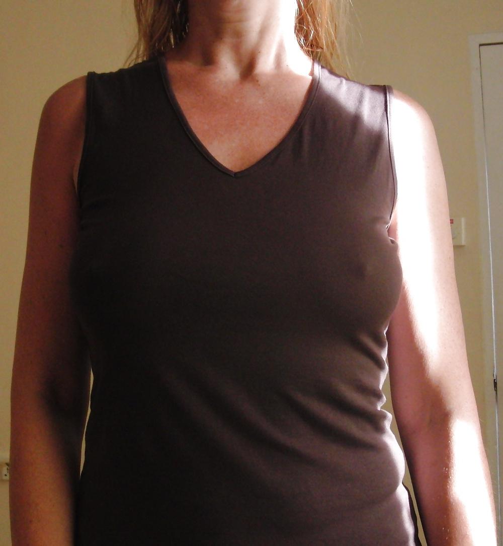 25P Mature GF shows cleavage, downblouse & nip slip in vacation