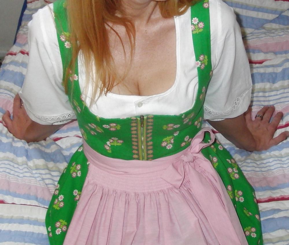25P Mature GF shows cleavage, downblouse & nip slip in vacation
