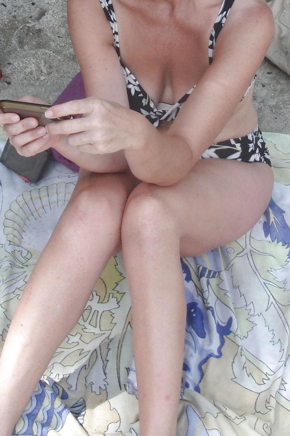 25P Mature GF shows cleavage, downblouse & nip slip in vacation