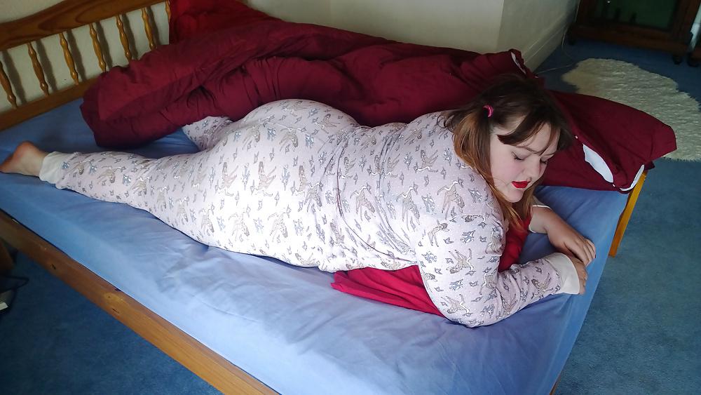 25P Tim Tess 27B Hairy BBW gets ready for bed
