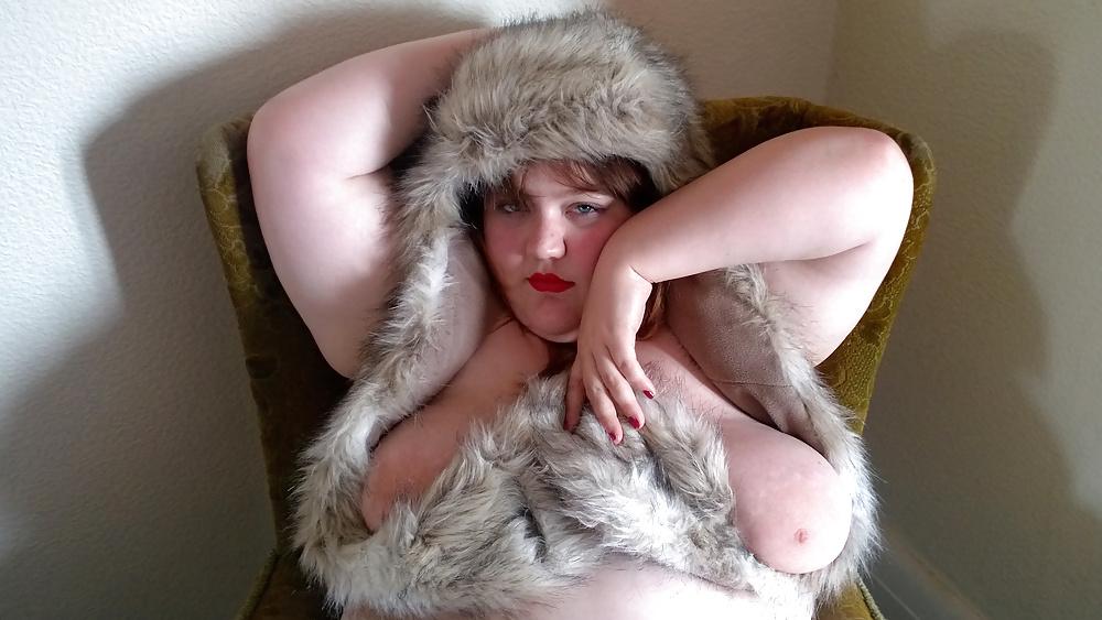 25P Tim Tess 27B Hairy BBW gets ready for bed