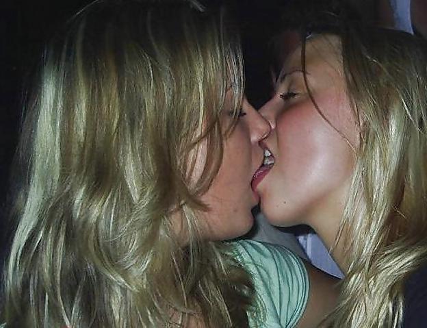 9P SAS Girls  haveing a kissing time