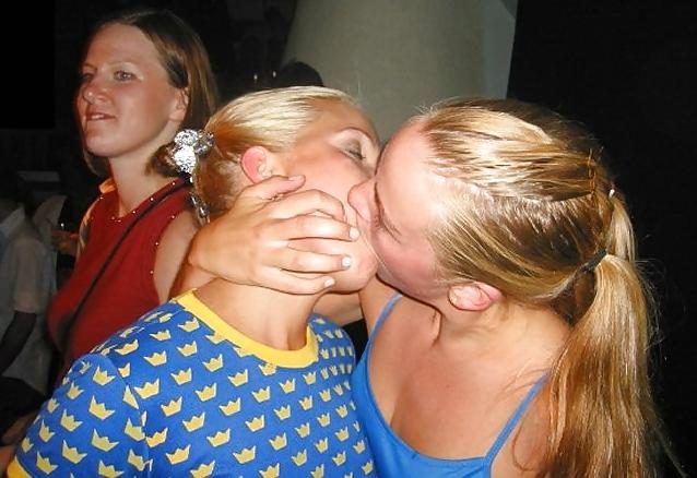 9P SAS Girls  haveing a kissing time