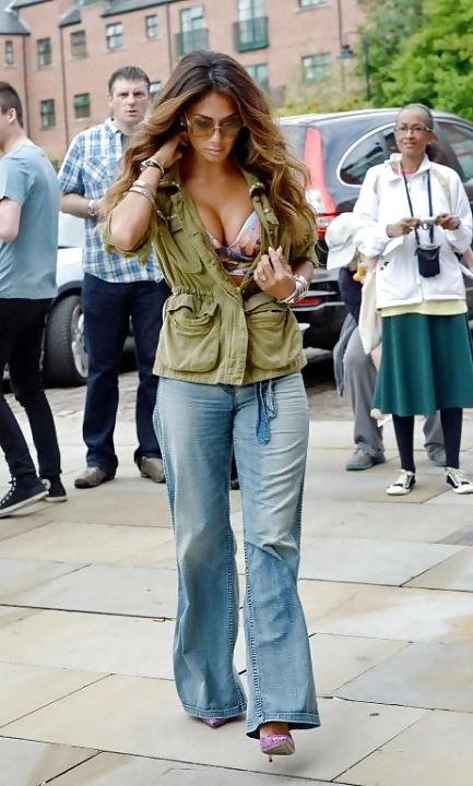 16P Nicole Scherzinger Sexy Cleavage