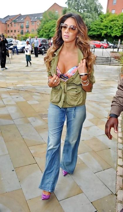 16P Nicole Scherzinger Sexy Cleavage