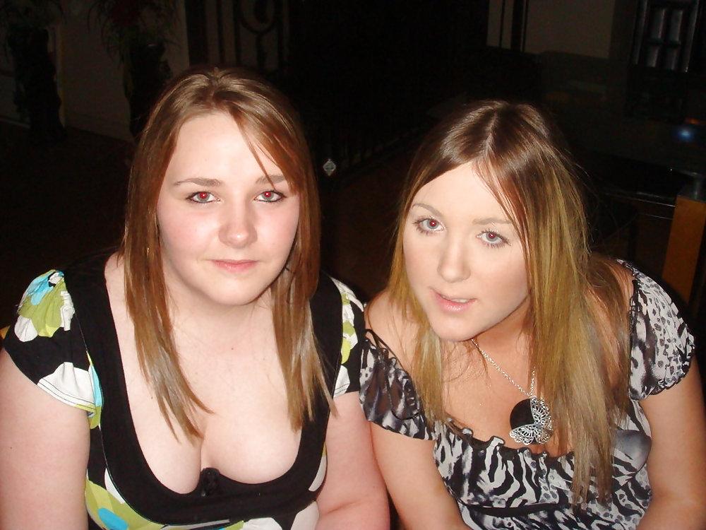25P Teen cleavage