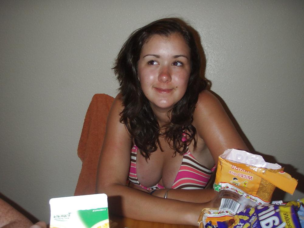 25P Teen cleavage