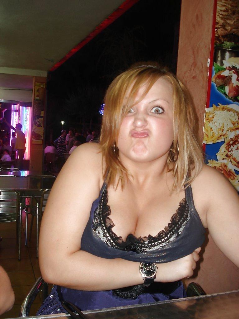 25P Teen cleavage