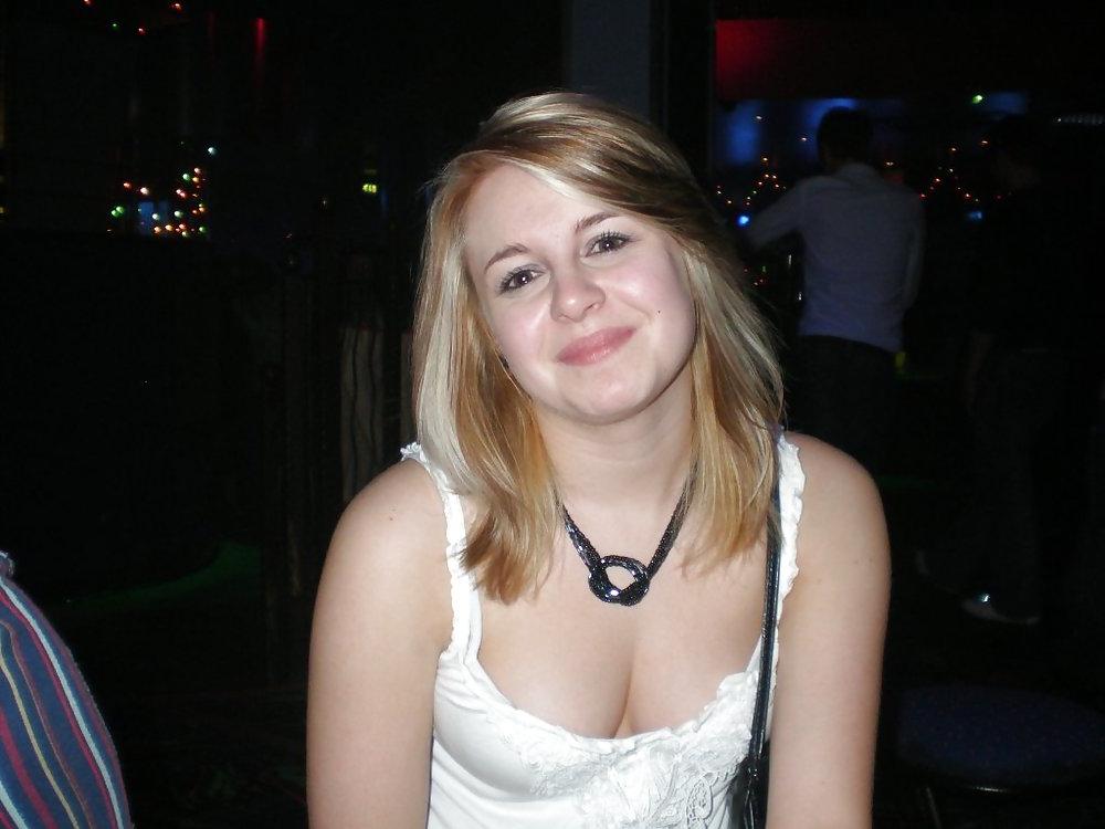 25P Teen cleavage