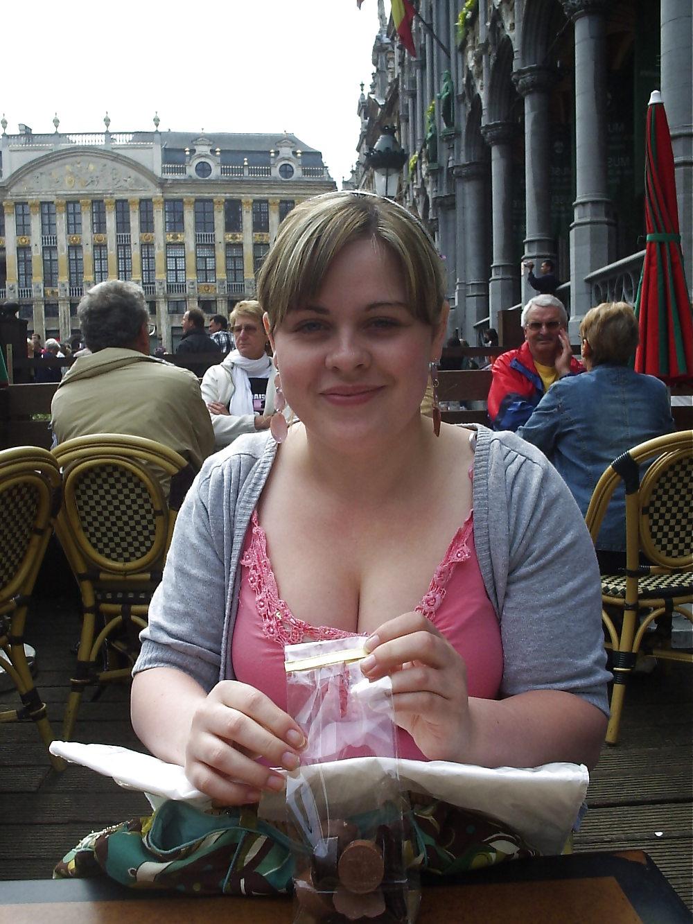 25P Teen cleavage