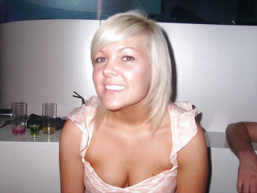 25P Teen cleavage
