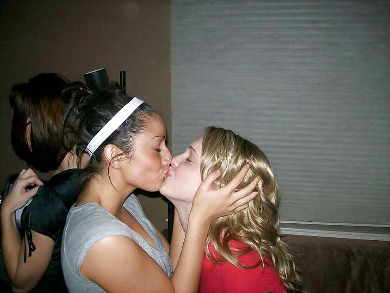25P Girls Kissing Girls 6