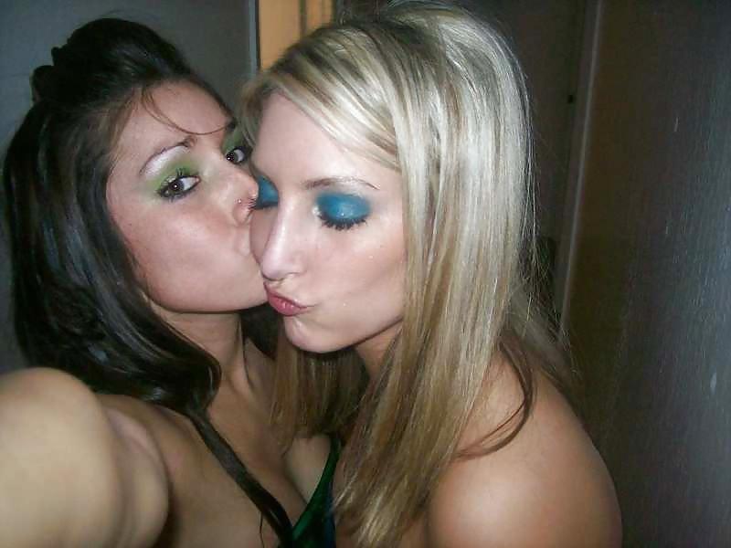 25P Girls Kissing Girls 6