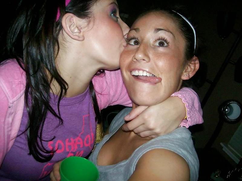25P Girls Kissing Girls 6