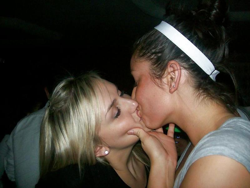 25P Girls Kissing Girls 6