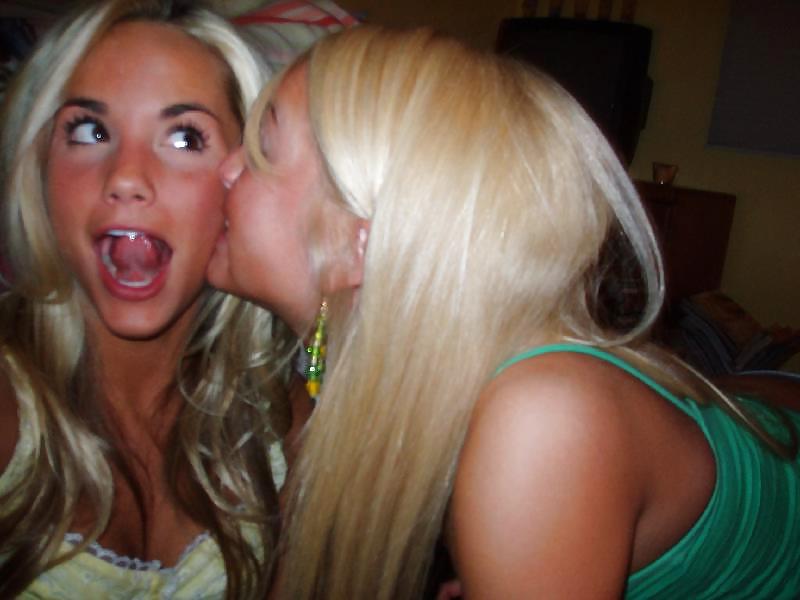 25P Girls Kissing Girls 6