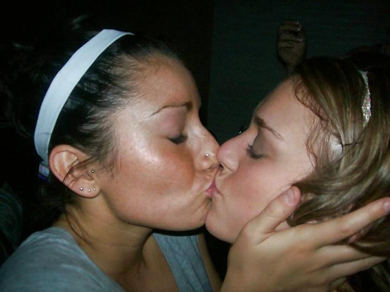 25P Girls Kissing Girls 6