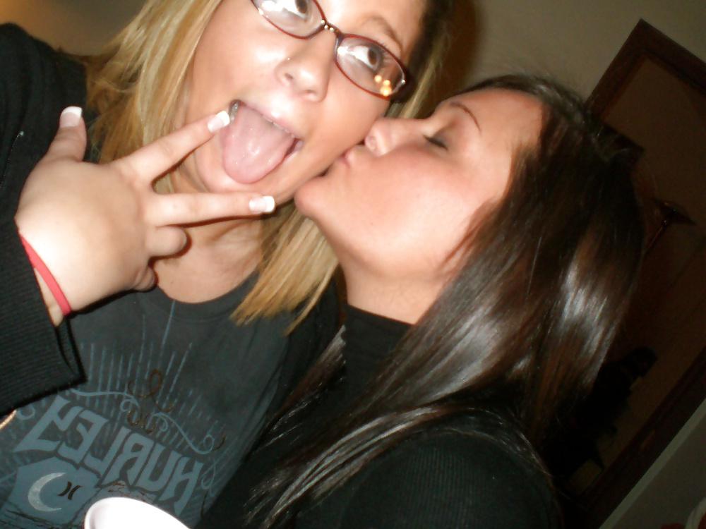 25P Girls Kissing Girls 6