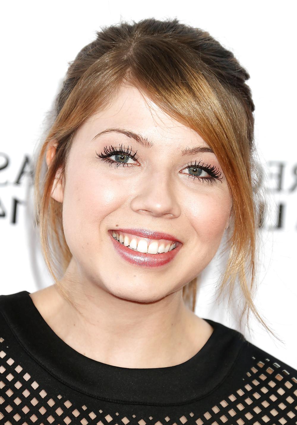 13P Jennette Mccurdy - Black Top and red skirt - ICarly