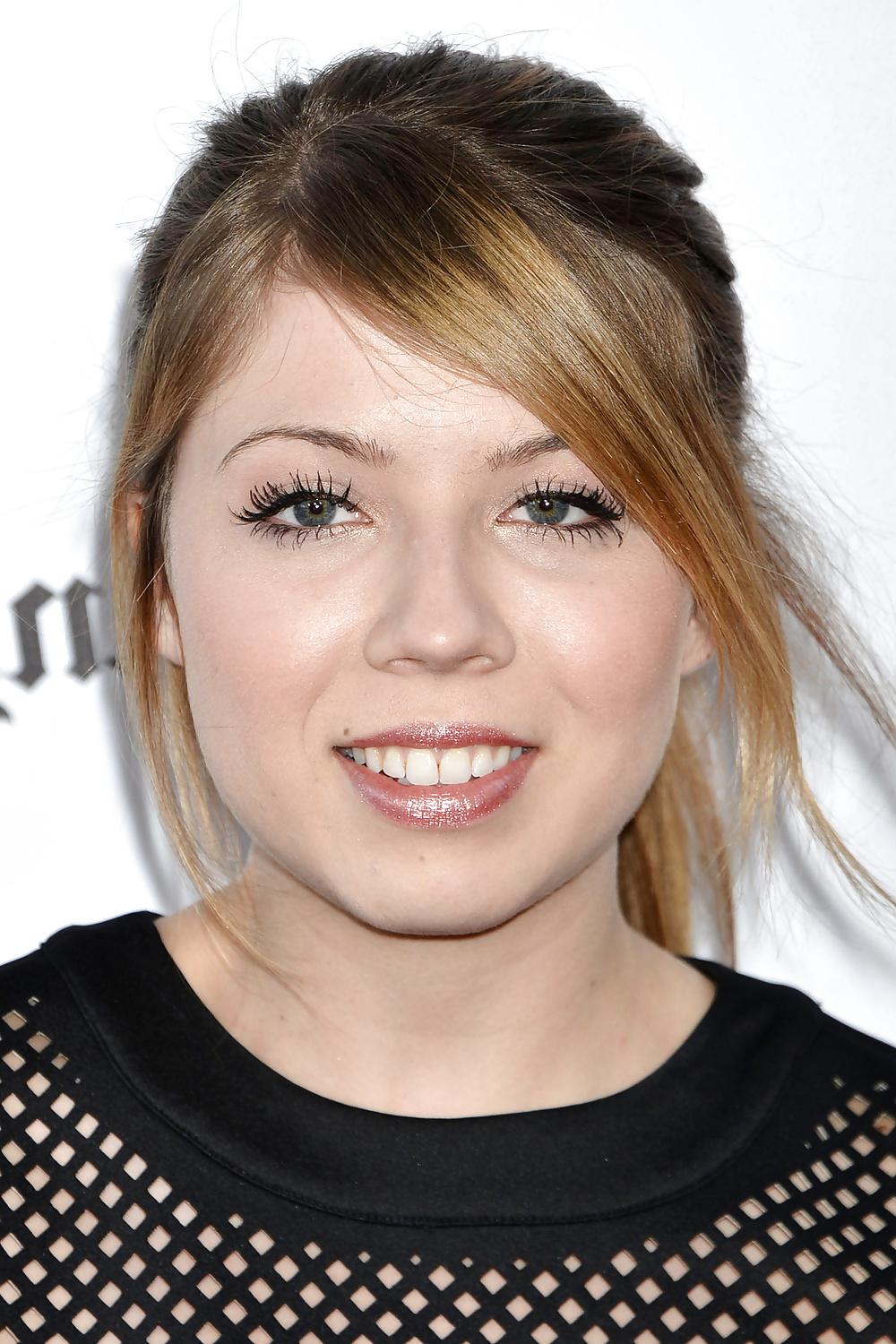 13P Jennette Mccurdy - Black Top and red skirt - ICarly