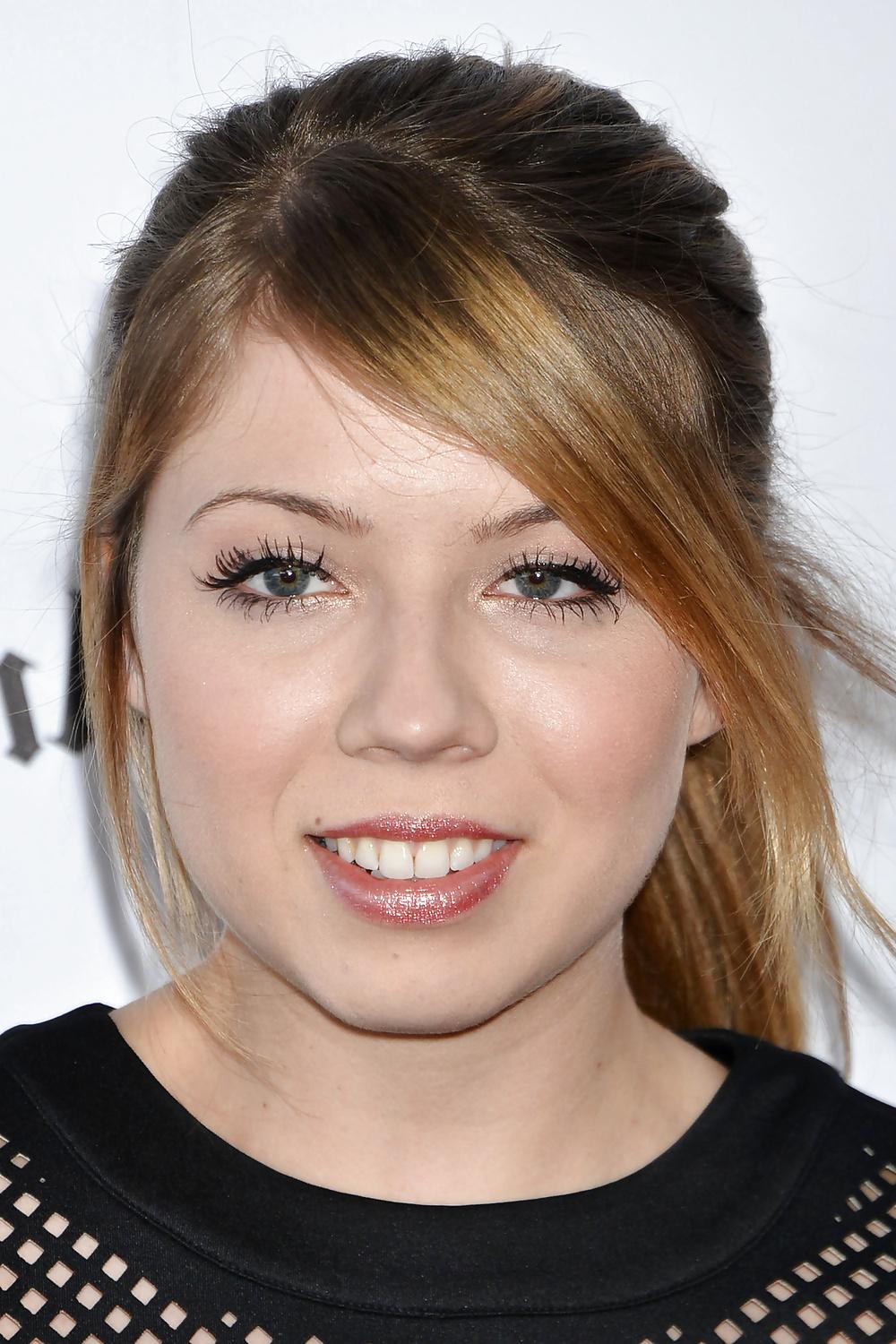 13P Jennette Mccurdy - Black Top and red skirt - ICarly