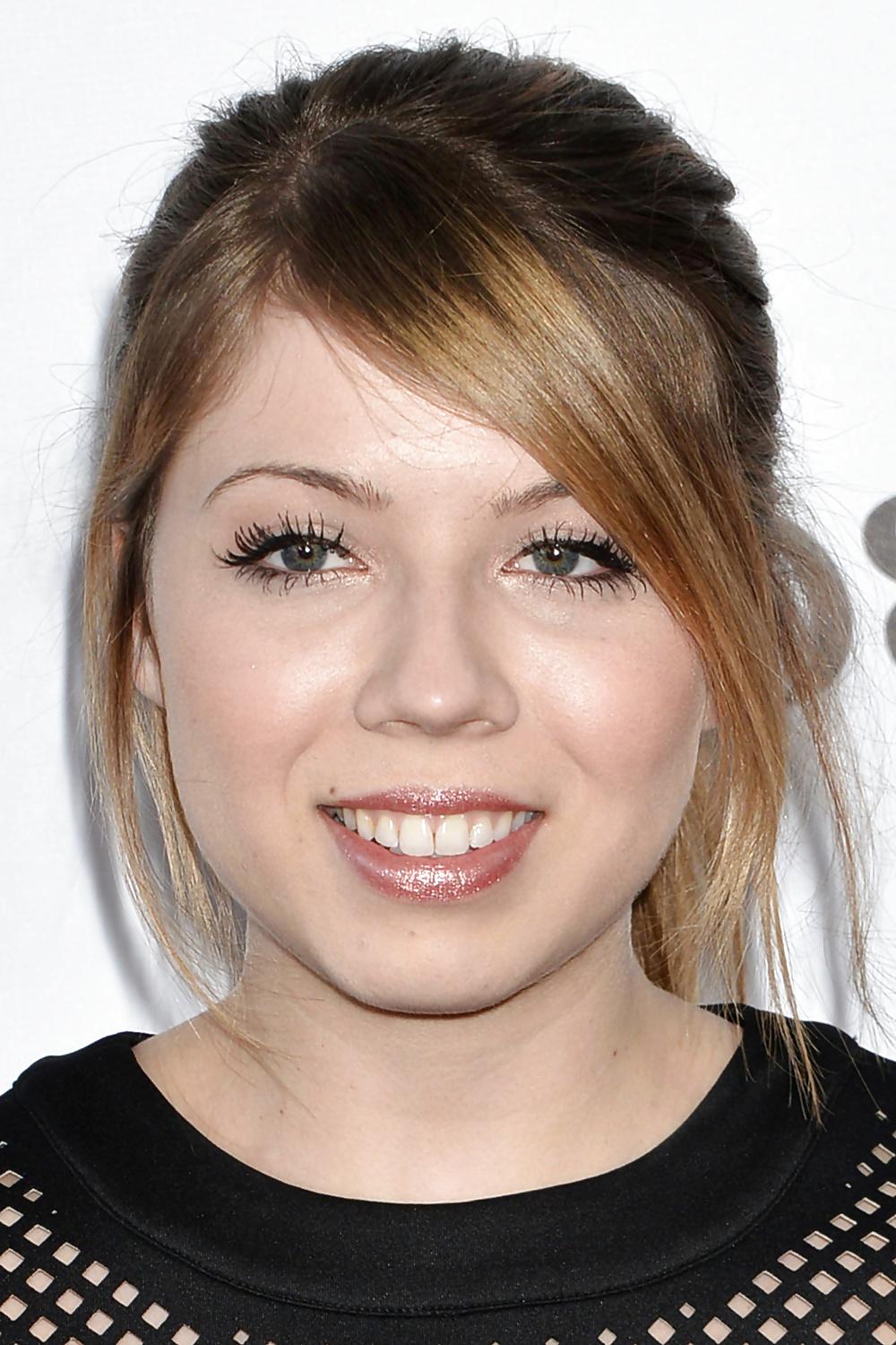 13P Jennette Mccurdy - Black Top and red skirt - ICarly
