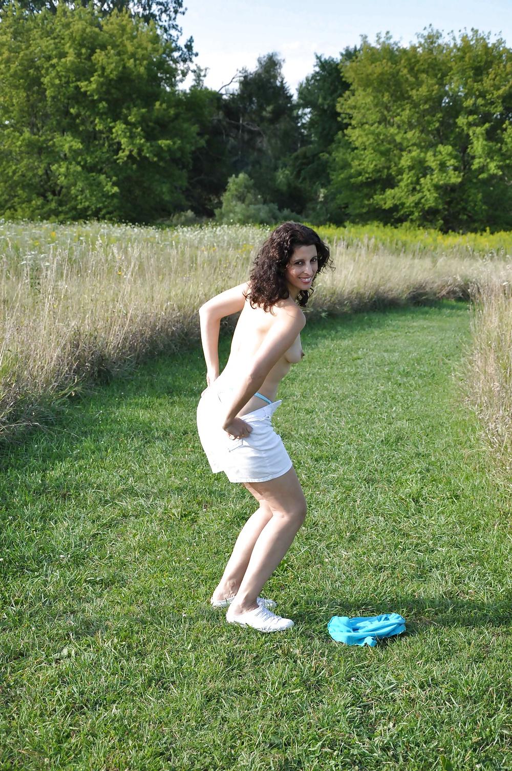 25P Michelle nackt in der Natur