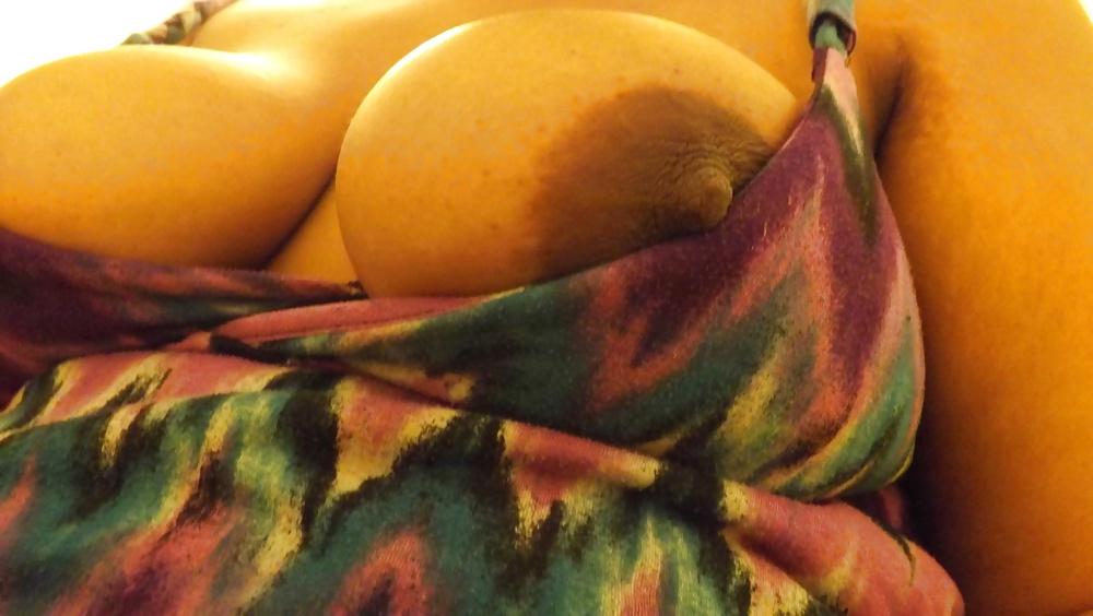 8P Thick black girl with big boobs.