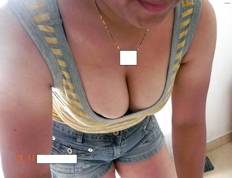 21P Desi boob and Cleavage