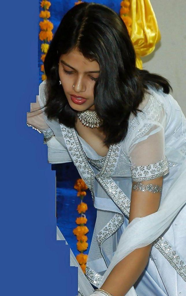 21P Desi boob and Cleavage