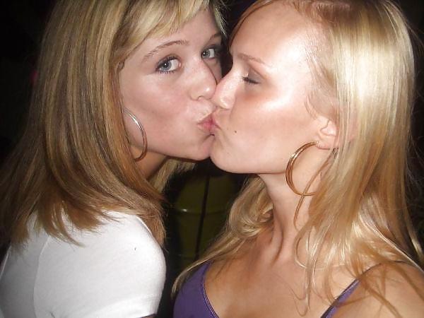 25P Girls Kissing Girls 11