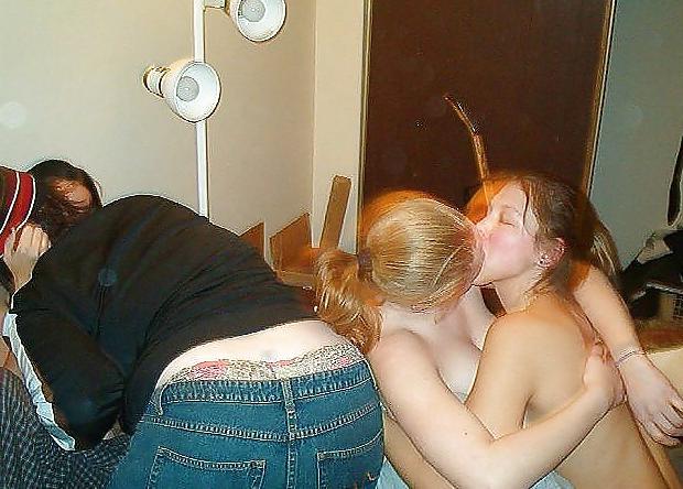 25P Girls Kissing Girls 11