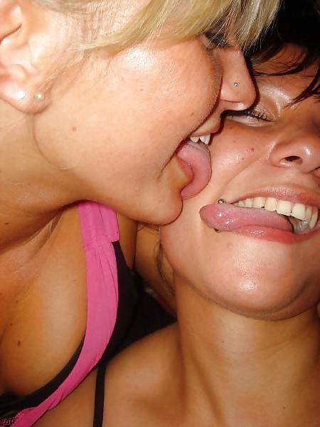 25P Girls Kissing Girls 11