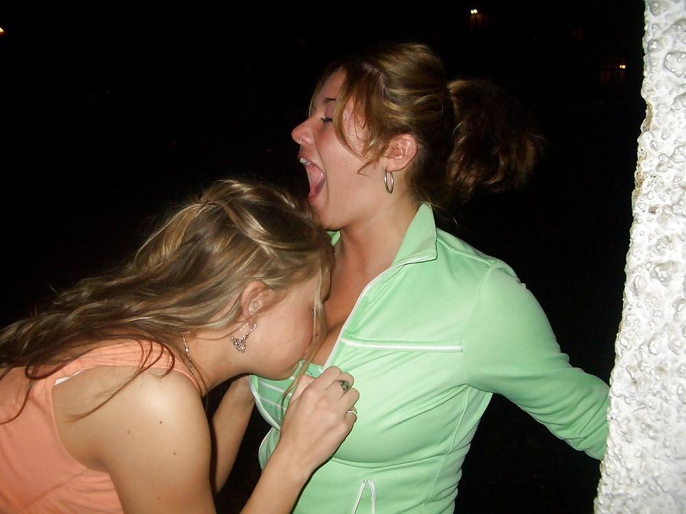 25P Girls Kissing Girls 11