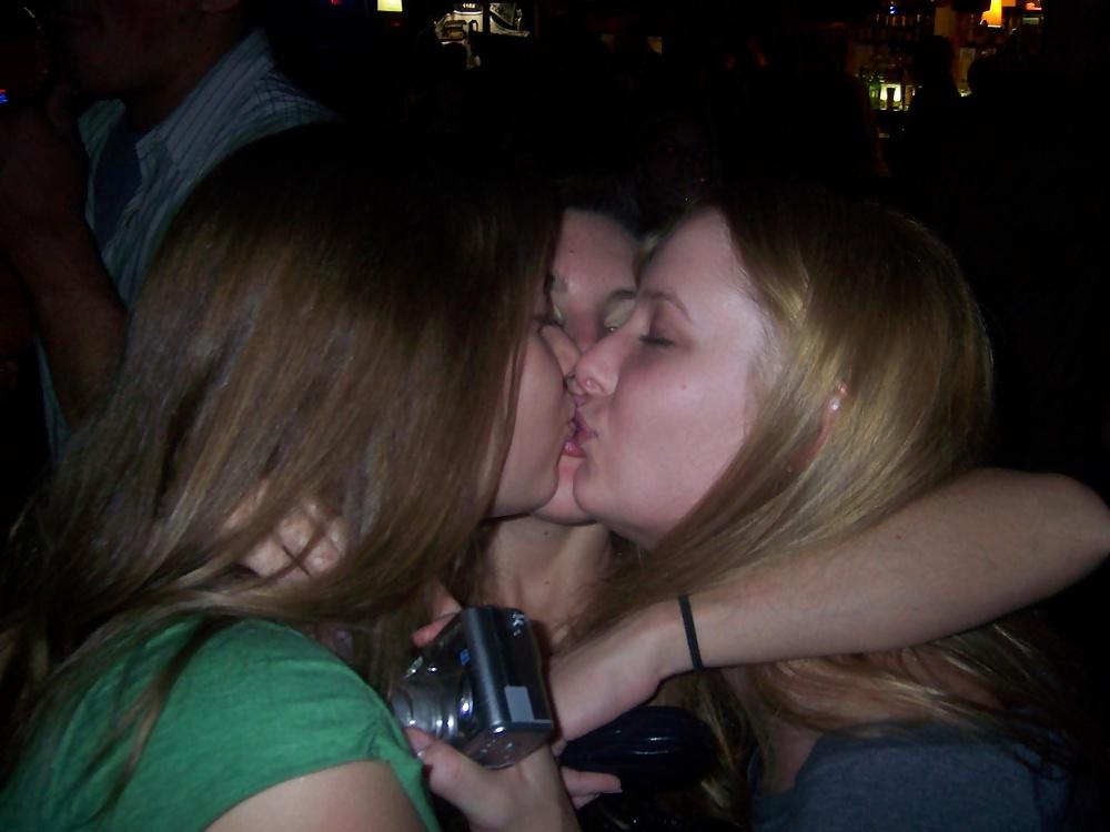 25P Girls Kissing Girls 11