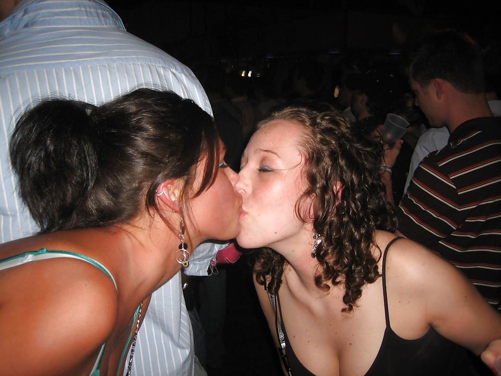 25P Girls Kissing Girls 11
