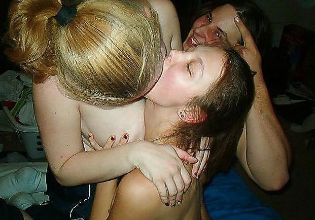 25P Girls Kissing Girls 11