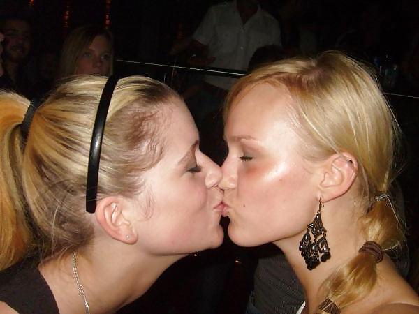 25P Girls Kissing Girls 11