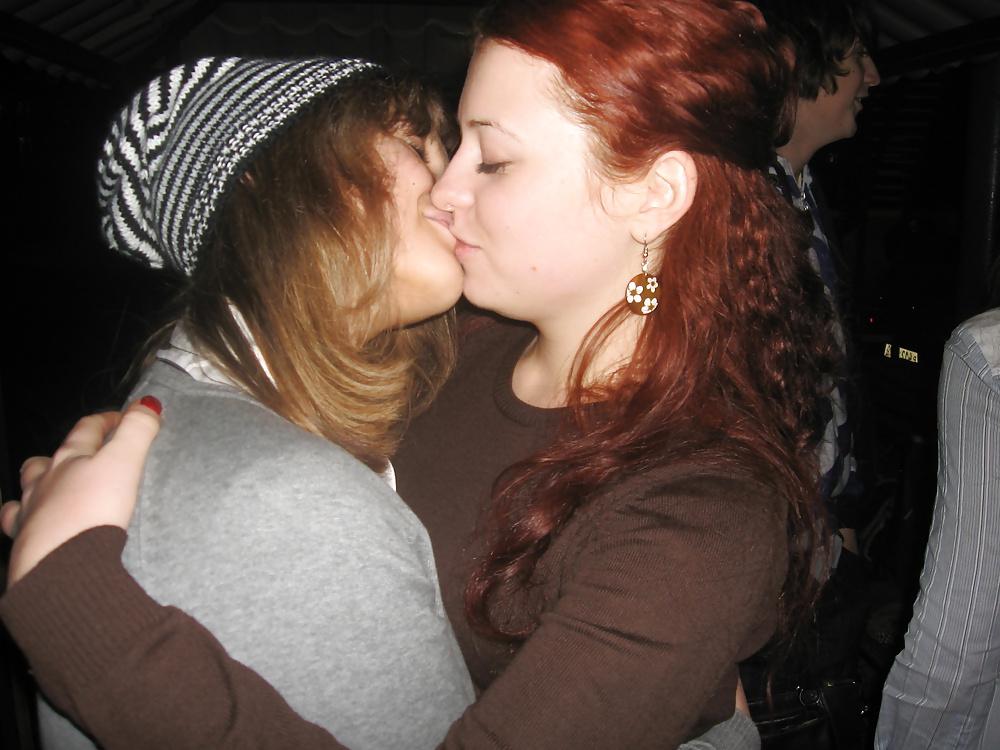 25P Girls Kissing Girls 11