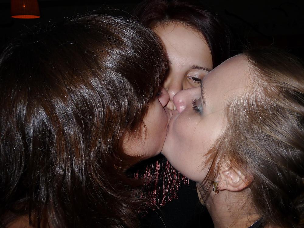 25P Girls Kissing Girls 11