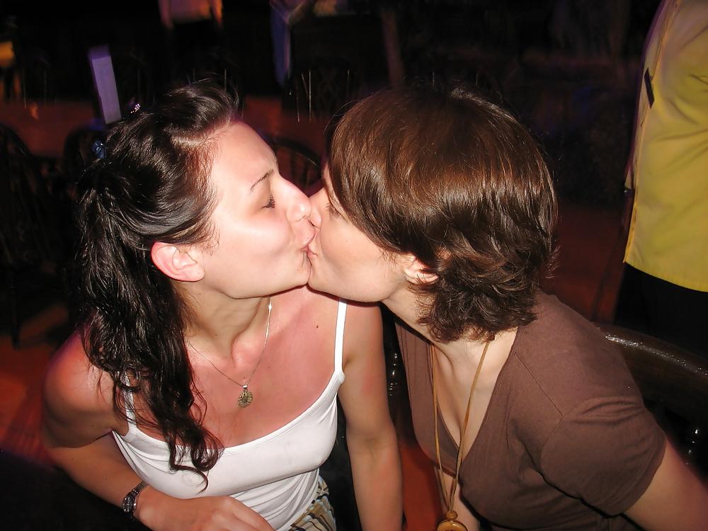 25P Girls Kissing Girls 11