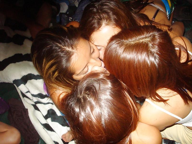 25P Girls Kissing Girls 11