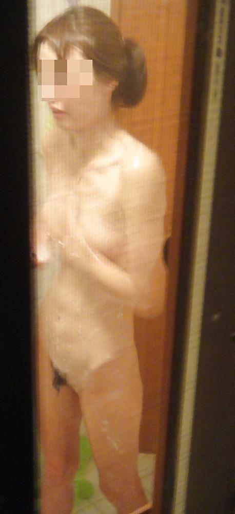 6P Korean milf shower voyeur