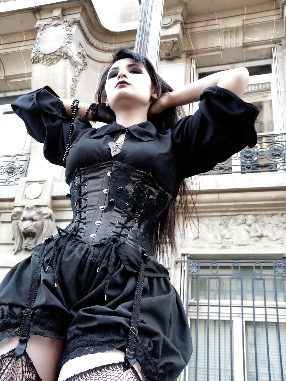 25P A Touch Of Goth :)