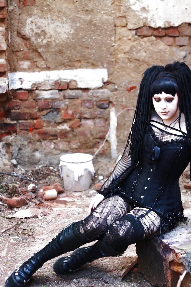 25P A Touch Of Goth :)