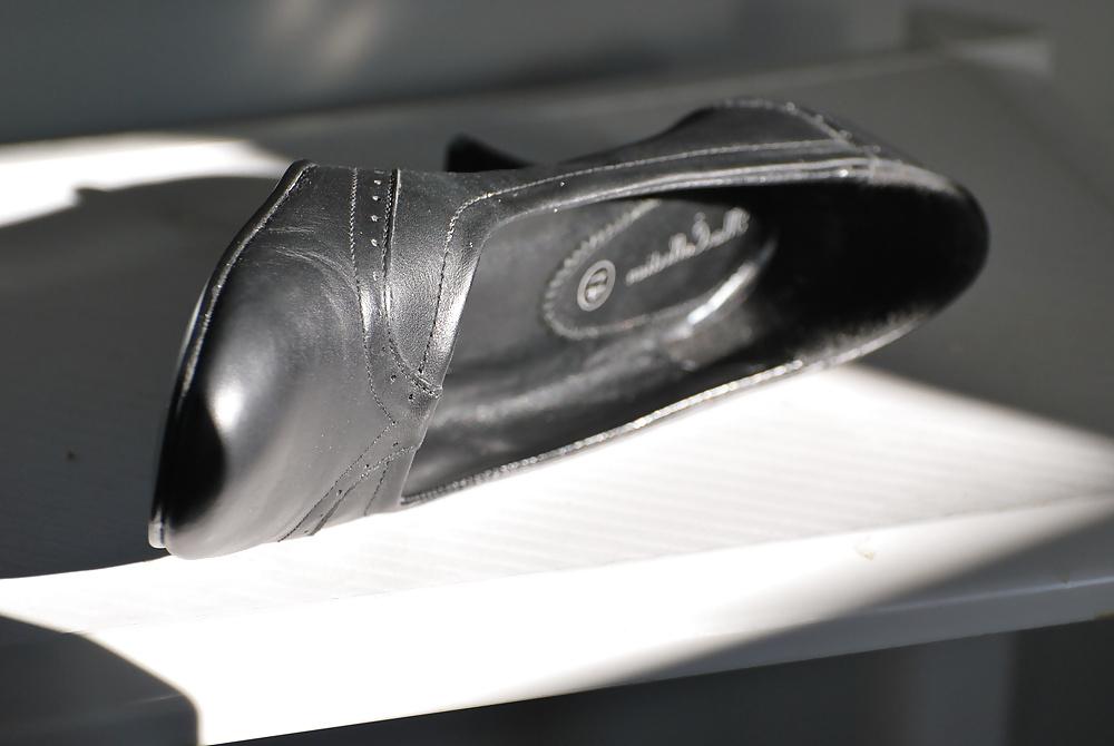 13P Black heels or pumps