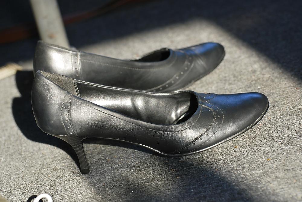 13P Black heels or pumps